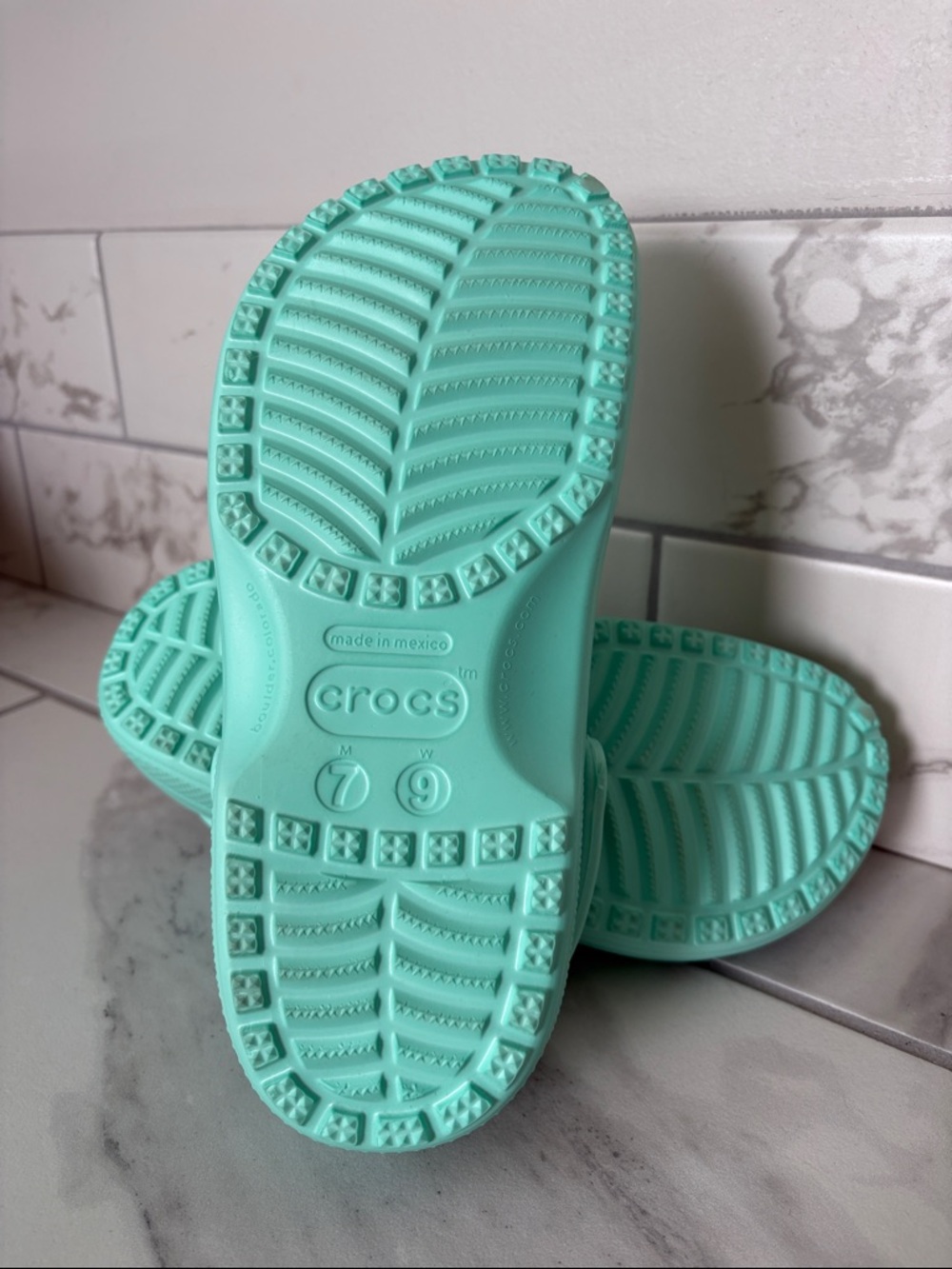 Crocs Classic New Mint Slip on Clogs New with Box - Men’s 7 Women’s 9 - Picture 4 of 6